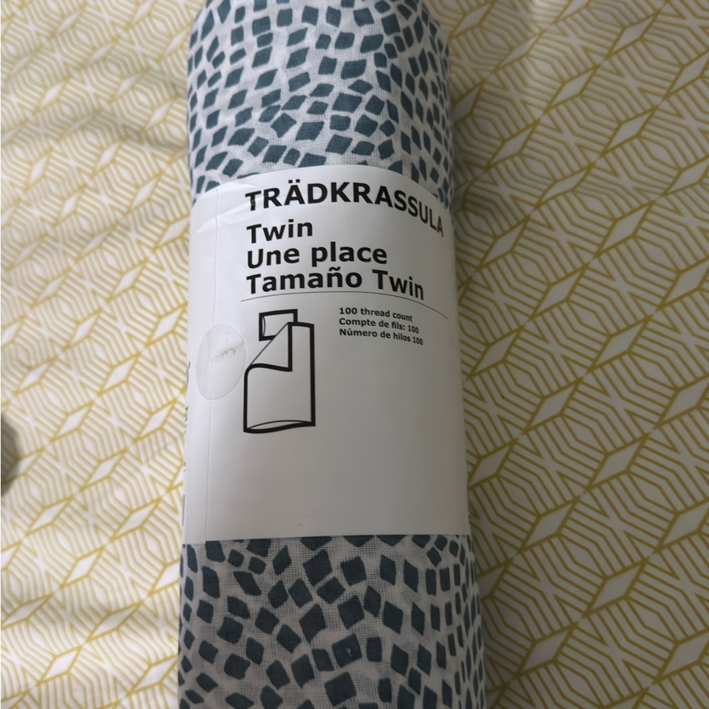 IKEA TRÄDKRASSULA Twin Duvet Cover - Blue and White